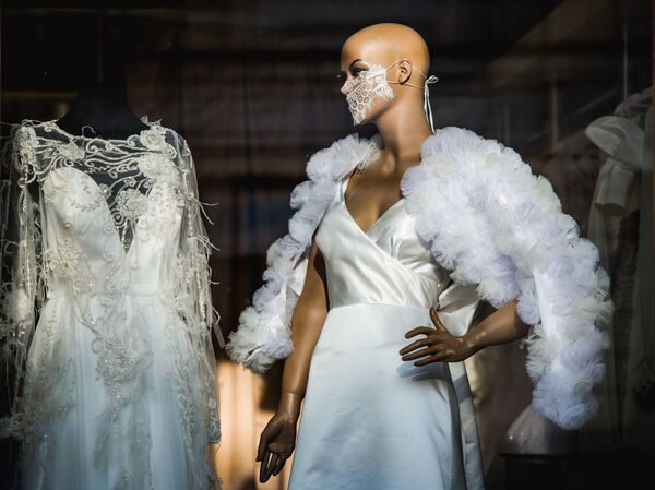 A mannequin in a lace mask is displayed in a shop window, in Tbilisi, Georgia - Sputnik Азербайджан