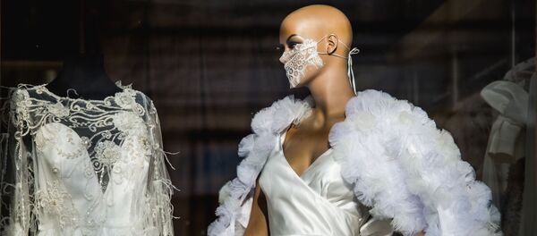 A mannequin in a lace mask is displayed in a shop window, in Tbilisi, Georgia - Sputnik Азербайджан