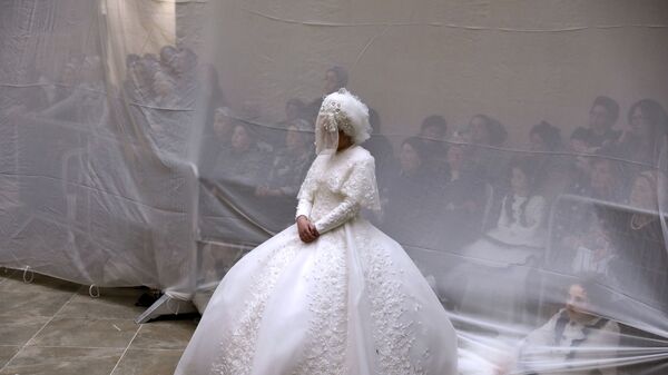 Невеста в свадебном платье, фото из архива - Sputnik Азербайджан