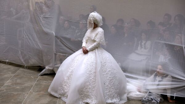Невеста в свадебном платье, фото из архива - Sputnik Azərbaycan