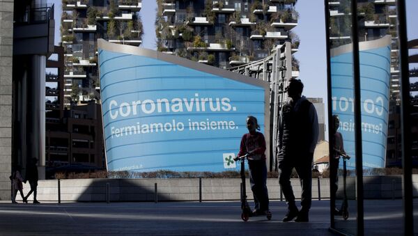 Наружная реклама со слоганом Коронавирус. Остановим его, фото из архива - Sputnik Азербайджан