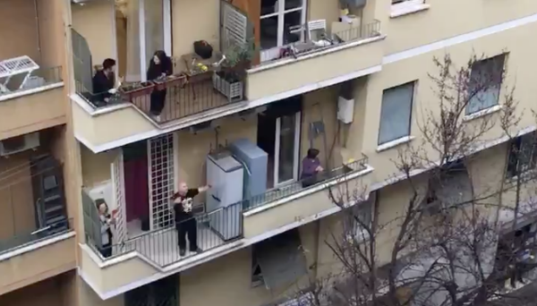 Итальянцы поют и не падают духом в разгар коронавируса - видео  - Sputnik Азербайджан