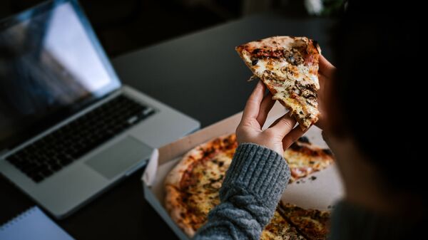 Поедание пиццы за ноутбуком  - Sputnik Azərbaycan