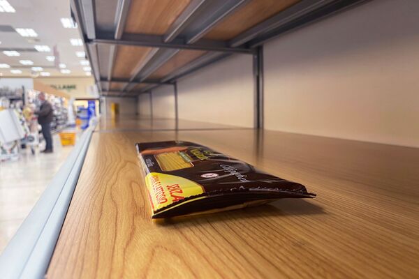 A pack of pasta is pictured on empty shelves at a supermarket, after a coronavirus outbreak - Sputnik Азербайджан