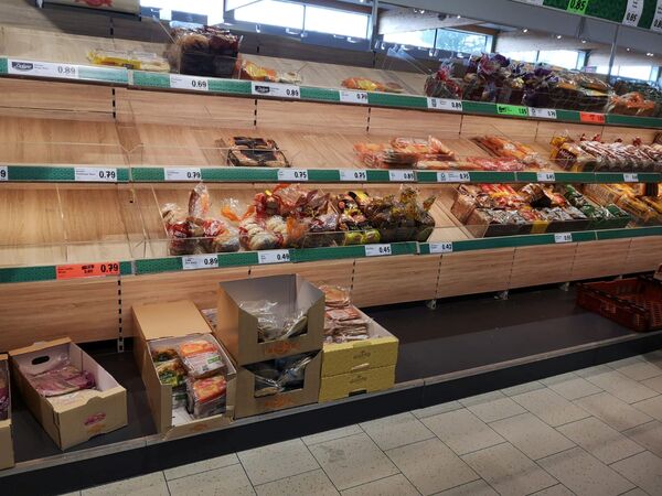 Empty shelves are pictured at a store in Lurgan, Northern Ireland - Sputnik Азербайджан