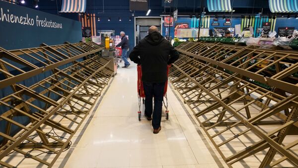 Мужчина у пустых прилавков в супермаркете - Sputnik Azərbaycan