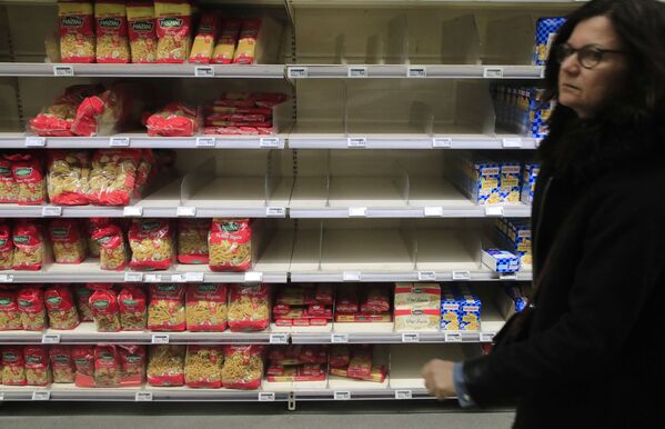 Женщина у пустого прилавка в супермаркете в Париже - Sputnik Азербайджан