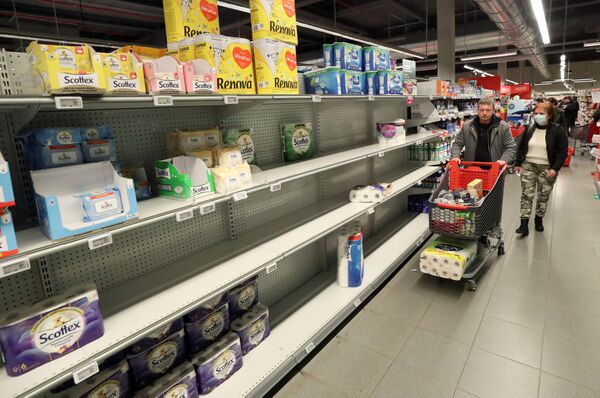 Покупатели у пустых прилавков в супермаркете в Бельгии - Sputnik Азербайджан
