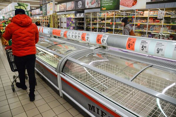 Покупатели в продуктовом магазине в Варшаве - Sputnik Азербайджан