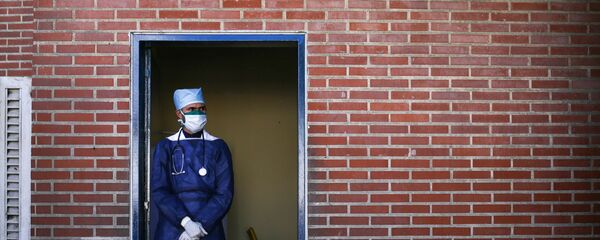 Врач в медицинской маске, фото из архива - Sputnik Азербайджан