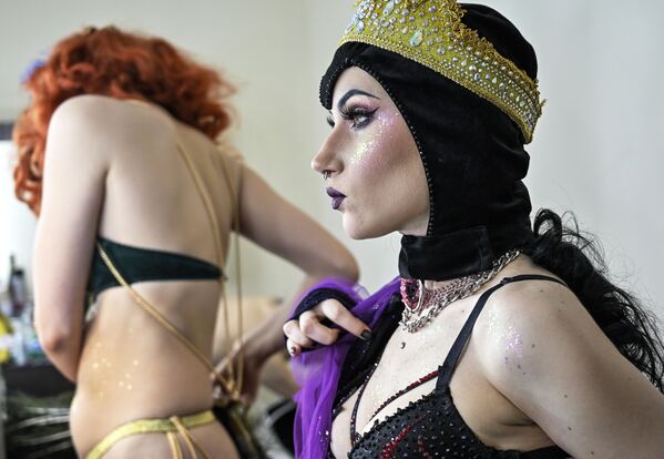 Артистка бурлеска Vutrica в перерыве готовится к выступлению в кабаре-шоу Ladies of Burlesque - Sputnik Азербайджан