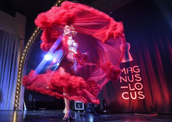 Артистка Blanche de Moscou во время выступления с номером Sweet Kink в кабаре-шоу Ladies of Burlesque  в Москве - Sputnik Азербайджан