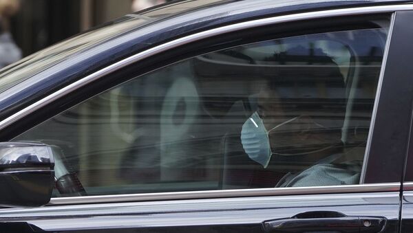 Человек в маске внутри  машины. фото из архива - Sputnik Азербайджан