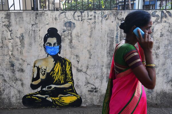 Будда в защитной маске на граффити в Мумбае - Sputnik Азербайджан