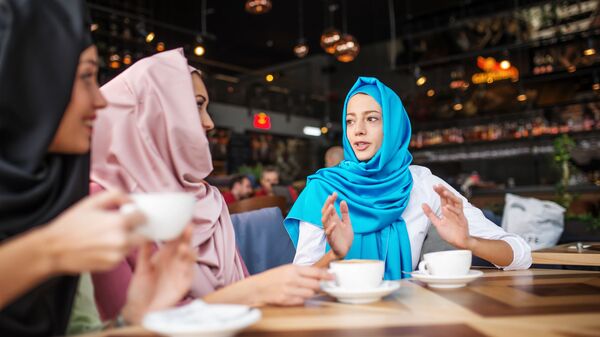 Девушки-мусульманки во время встречи в кафе - Sputnik Азербайджан