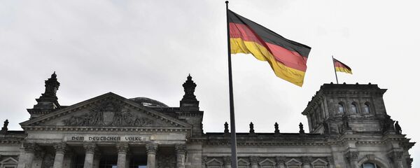 Флаг Германии над зданием парламента в Берлине, фото из архива - Sputnik Азербайджан