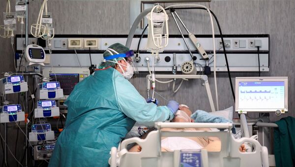 Пациент с аппаратом искусственной вентиляции лёгких (ИВЛ), фото из архива - Sputnik Азербайджан