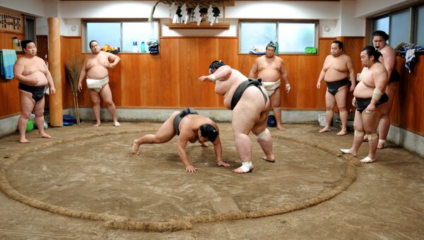 Тренировка борцов спортивной корпорации японского сумо - Sputnik Азербайджан