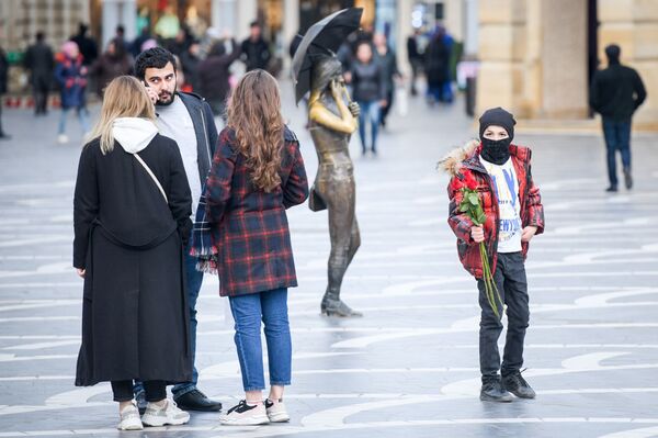 Прохожие в медицинских масках на улице в Баку, фото из архива  - Sputnik Азербайджан