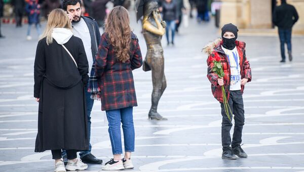 Прохожие в медицинских масках на улице в Баку, фото из архива  - Sputnik Azərbaycan