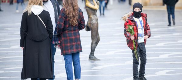 Прохожие в медицинских масках на улице в Баку, фото из архива Прохожие в медицинских масках на улице в Баку, фото из архива - Sputnik Азербайджан