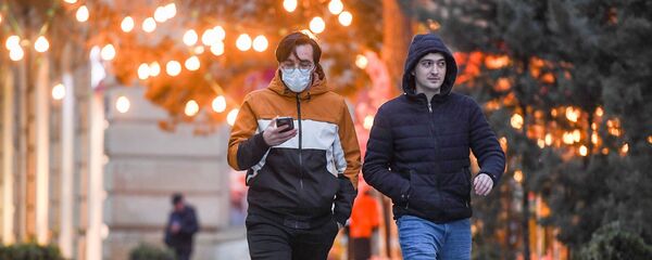 Прохожие в медицинских масках на улице в Баку, фото из архива Прохожие в медицинских масках на улице в Баку, фото из архива - Sputnik Азербайджан