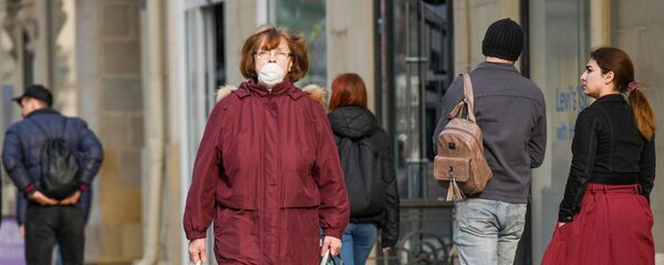 Прохожие в медицинских масках на улице в Баку, фото из архива Прохожие в медицинских масках на улице в Баку, фото из архива - Sputnik Азербайджан