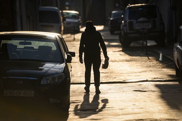 Одинокий мужчина на улице в Баку - Sputnik Азербайджан