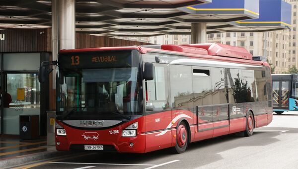 Бегущая строка на электронном табло автобуса с призовом оставаться дома в Баку - Sputnik Азербайджан