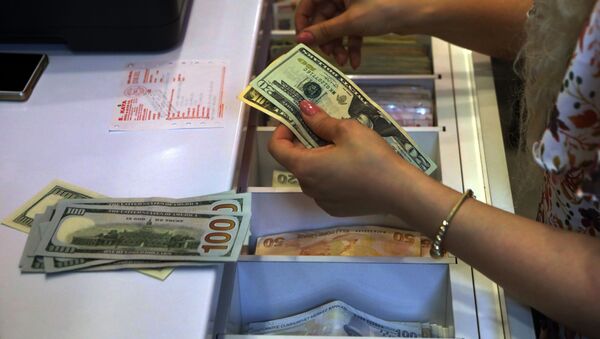 Сотрудник обменного пункта считает банкноты в долларах, фото из архива - Sputnik Azərbaycan