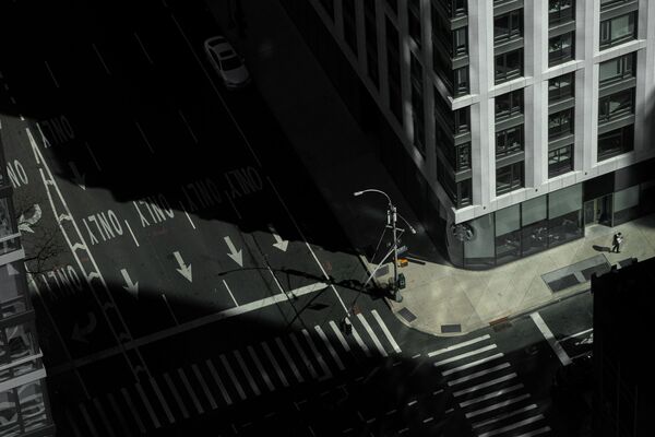 Одинокий человек на пустынной улице в Нью-Йорке  - Sputnik Азербайджан