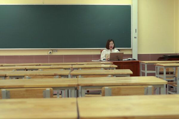 Учительница в пустом классе во время дистанционного урока во Вьетнаме  - Sputnik Азербайджан