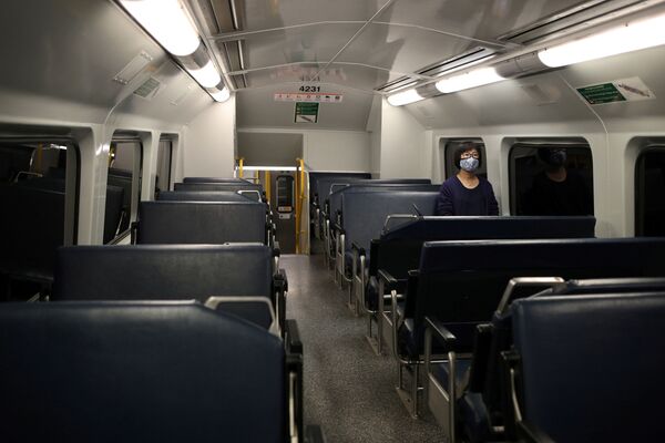 Одинокий пассажир в поезде в Сиднее  - Sputnik Азербайджан