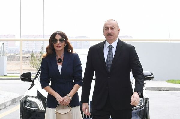 Президент Ильхам Алиев и Первая леди Мехрибан Алиева на открытии жилого комплекса в Говсане  - Sputnik Азербайджан