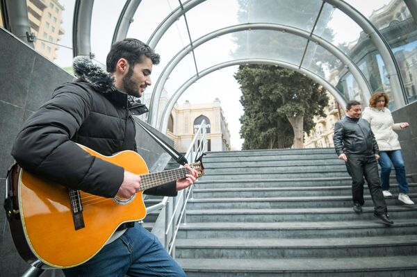 Уличный музыкант в Баку  - Sputnik Азербайджан