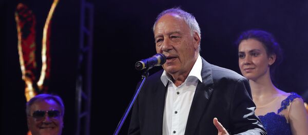 Режиссёр Александр Прошкин выступает во время церемонии закрытия фестиваля Хрустальный источникъ в Ессентуках. - Sputnik Азербайджан