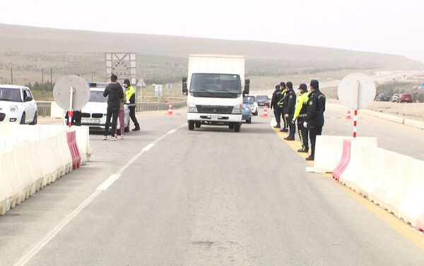 Полицейский пост на проселочной дороге, за пределами основных автомагистралей - Sputnik Азербайджан