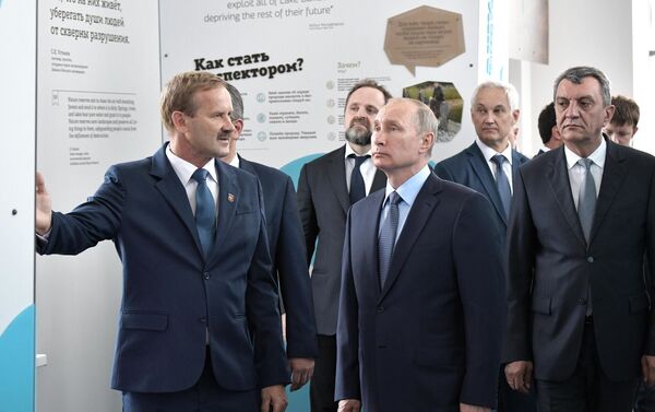 RF Prezidenti Vladimir Putin “Baykal qoruq” vizit mərkəzinin işi ilə tanış olur   - Sputnik Azərbaycan