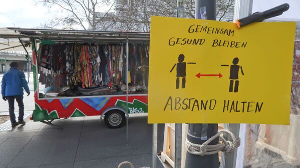 Призыв к соблюдению дистанции на рынке в Берлине  - Sputnik Азербайджан