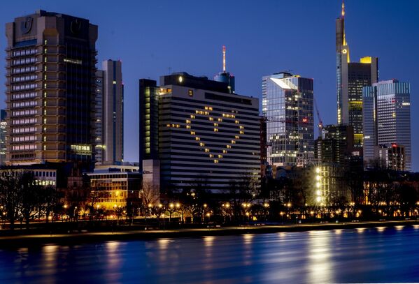 Огни гостиницы в форме сердца в Германии  - Sputnik Азербайджан