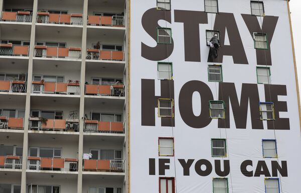 Рекламный плакат с призывом остаться дома на здании в Южной Африке  - Sputnik Азербайджан