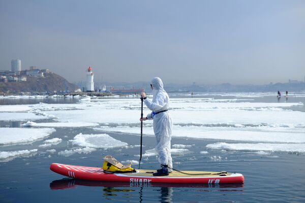 Сапсерфер в защитном костюме в бухте Владивостока - Sputnik Азербайджан