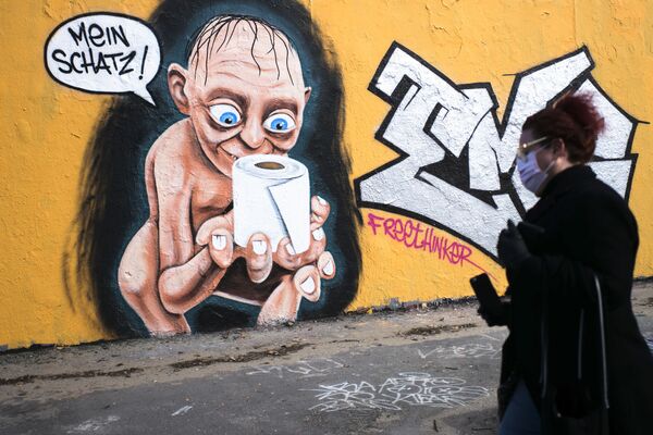 Граффити с изображением персонажа Голлума из фильма Властелин колец с рулоном туалетной бумаги и надписью Моя прелесть в Берлине, Германия - Sputnik Азербайджан