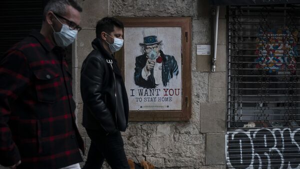 Люди на улице в Барселоне на фоне плаката художника TvBoy - Sputnik Azərbaycan