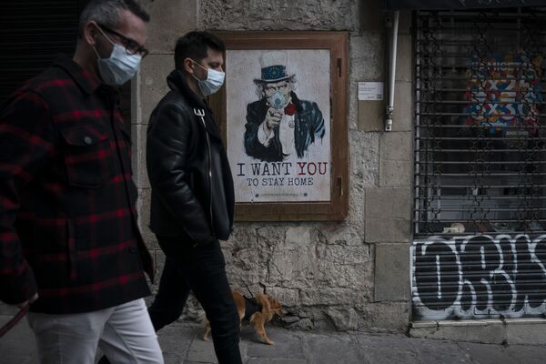 Люди на улице в Барселоне на фоне плаката художника TvBoy - Sputnik Азербайджан