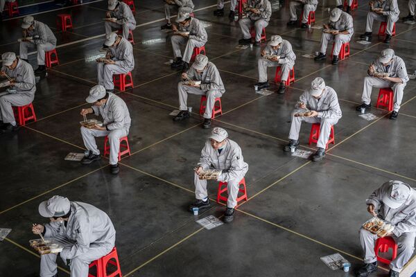Работники во время обеденного перерыва на автозаводе Dongfeng Honda в Ухане, Китай - Sputnik Азербайджан