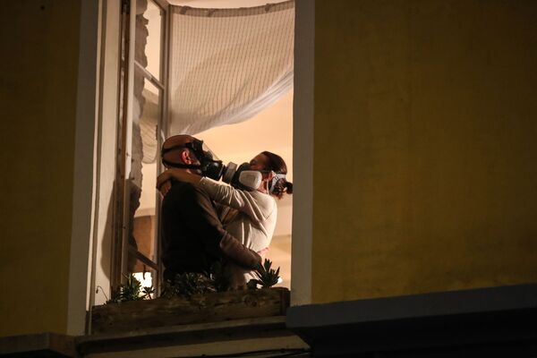 Влюбленная пара в масках в окне дома в Ницце, Франция - Sputnik Азербайджан