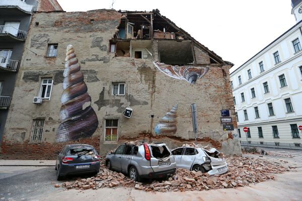  Поврежденные автомобили после землетрясения в Загребе, Хорватия - Sputnik Азербайджан