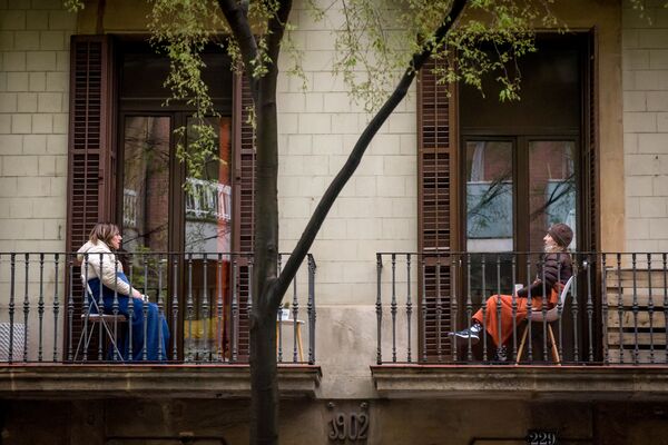 Женщины общаются между собой со своих балконов в Барселоне - Sputnik Азербайджан