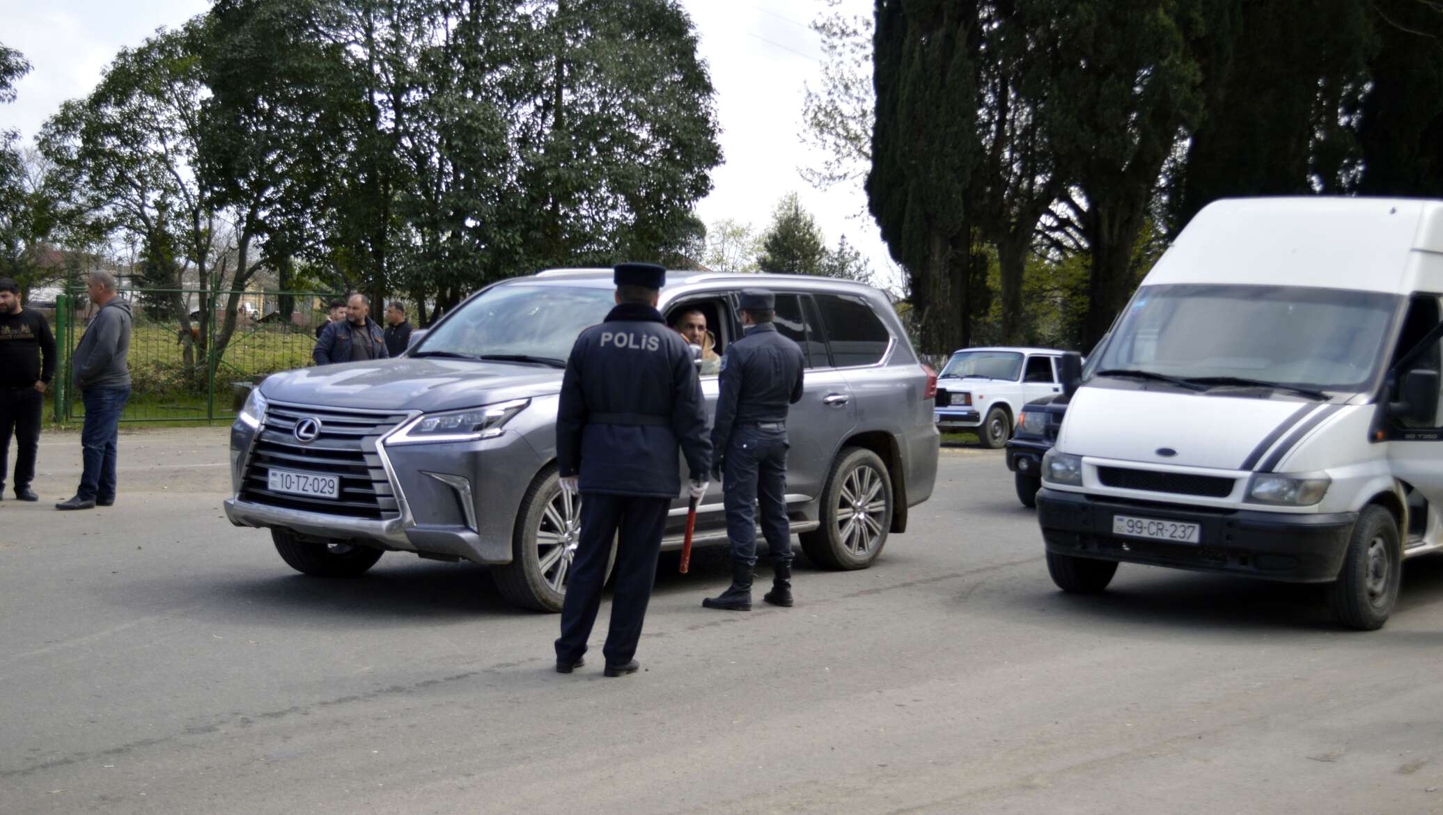 Закроют въезд в город. Полиция Азербайджана. Полиция Азербайджана в квартире.